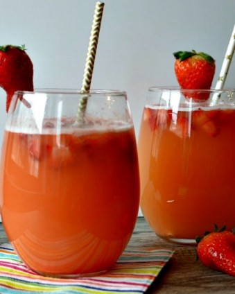 Strawberry Pineapple Spritzer Mocktail: A sparkling, fruity spring time favorite