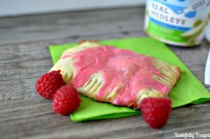 Make these poptarts from scracth in less than 15 minutes www.tastefullyrrugal.org #ad #QuakerRealMedleys #CollectiveBias @Walmart