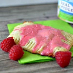 Make these poptarts from scracth in less than 15 minutes www.tastefullyrrugal.org #ad #QuakerRealMedleys #CollectiveBias @Walmart