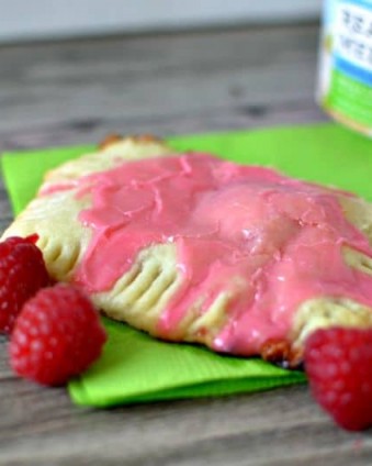 Make these poptarts from scracth in less than 15 minutes www.tastefullyrrugal.org #ad #QuakerRealMedleys #CollectiveBias @Walmart