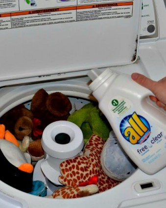 Keep dust mite allergies under control with these 5 easy to do tips and cleaning schedule. AD #FreeToBe