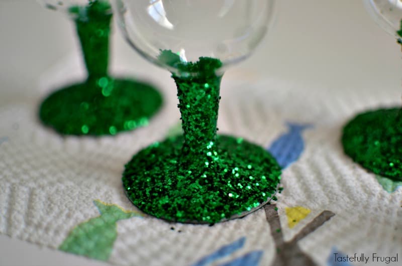 DIY Grinch Party Glasses: Easy to make (and affordable) cups for any holiday party!