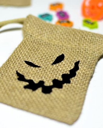 Create these Nightmare Before Christmas inspired party favor bags in less than 15 minutes with your Cricut Explore Air or Maker.