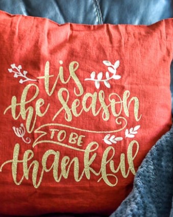 This Thanksgiving Pillow is SO easy to make thanks to the Cricut Maker and Easy Press #cricutmade