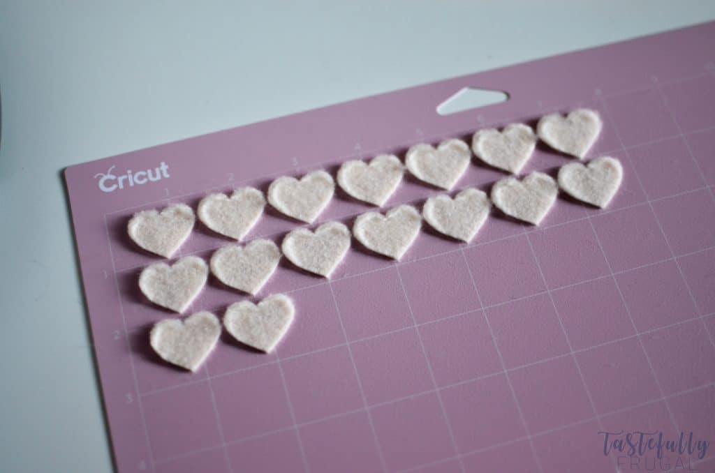 Make this felt heart garland in less than 30 minutes and for ONLY $1