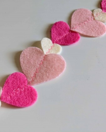 Make this felt heart garland in less than 30 minutes and for ONLY $1