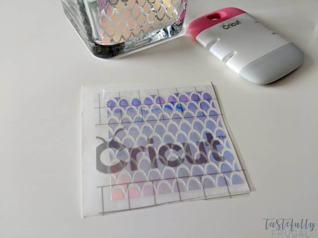 Display your makeup brushes in this cute jar! Takes only 5 minutes to make with your Cricut