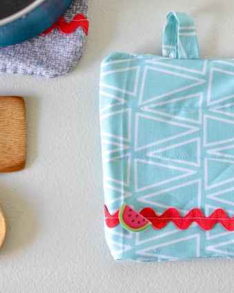 Make this pot holder in 30 minutes or less with your Cricut Maker #ad #CricutMade #Cricut #Simplicity