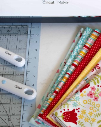 See how to prep your fabric and cut your Riley Blake quilt patterns with your Cricut Maker #ad #CricutMade #MyCricutQuilt #RileyBlakeDesigns