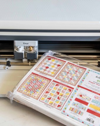 Making quilts is easy with Riley Blake and Cricut! This post goes over all you need to know about picking out your quilt kit, patterns and more! #ad #CricutMade #MyCricutQuilt #RileyBlakeDesigns