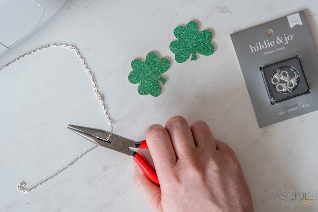 Make sure you're pinch proof this St. Patrick's Day with DIY Jewelry made with Cricut #ad