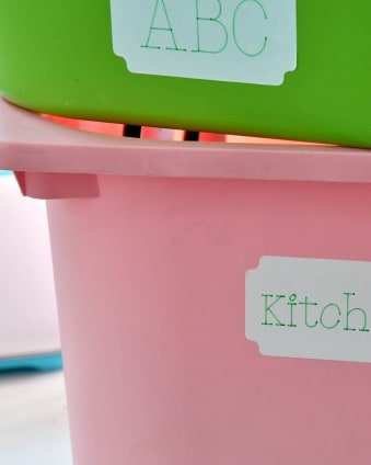 Learn how to use Cricut's writable vinyl, Smart Label. These are perfect for organzing your kitchen, craft room, kids room and more!